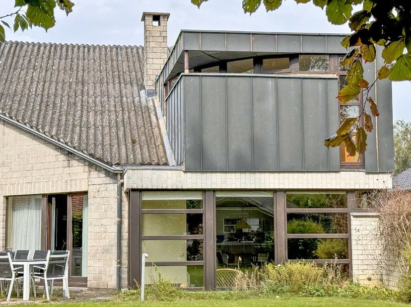 Ideaal gelegen villa in een rustige en residentiële wijk op 1km van het centrum van Sterrebeek en op 1,5km van de Duitse school.&lt;br /&gt;
Gelijkvloers; r