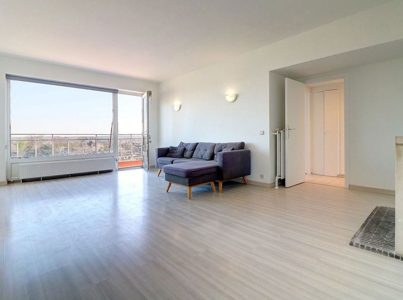 Mooie penthouse flat, volledig gerenoveerd in 2025, van 75 m² en bestaande uit :&lt;br /&gt;
- een inkomhal&lt;br /&gt;
- een nachthal met toilet,&lt;br /&gt;
- 2 slaap