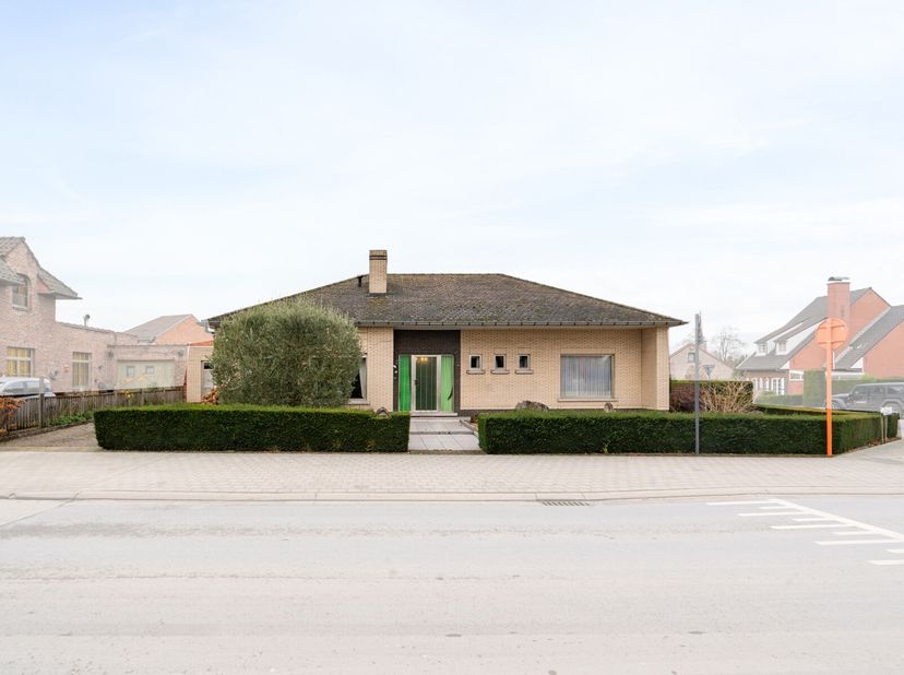Bent u op zoek naar een bungalow in centrum Lede met tal van uitbreidingsmogelijkheden? Zoek niet verder!&lt;br /&gt;
Deze bungalow op een perceel van 851m²
