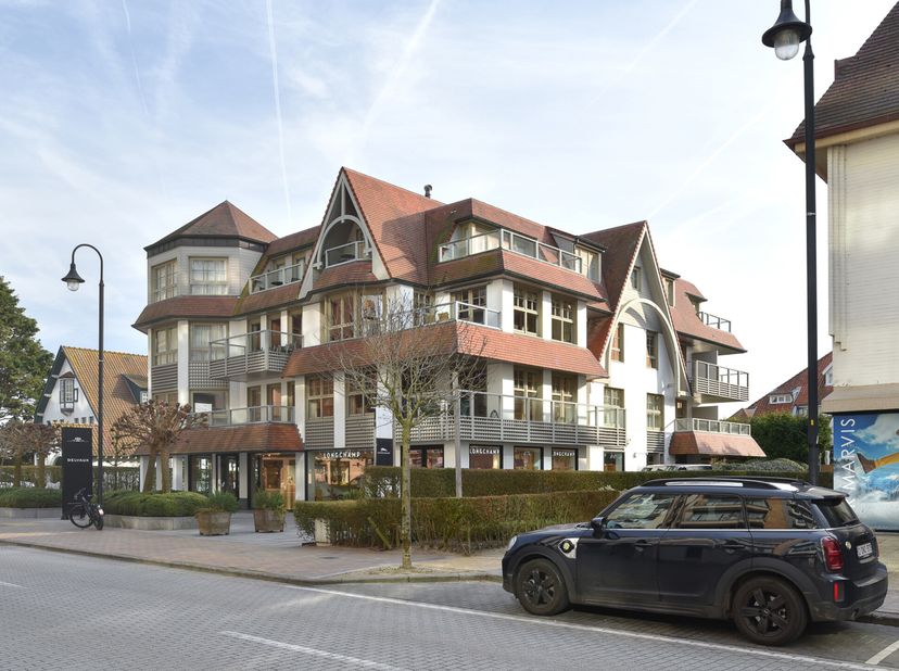 Ruim gemeubeld appartement met 3 slaapkamers en optioneel dubbele garagebox hartje Zoute.&lt;br /&gt;
Inkom met vestiaire en gastentoilet, ruime zonnige woo