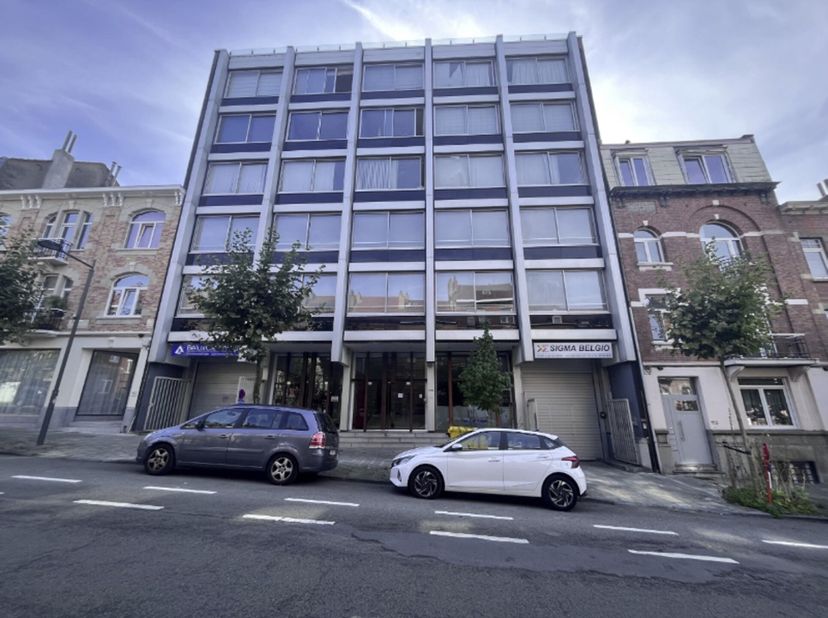 Unieke kans om een kantoorruimte te verwerven gelegen aan de Anatole Francestraat 119 in Schaarbeek. Dit pand is gunstig gelegen nabij het Hamoir Park