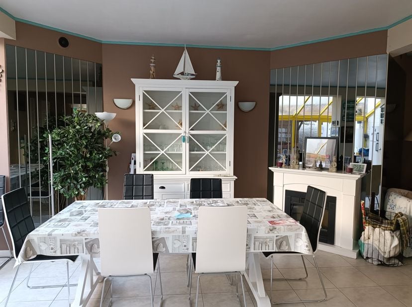 Très grand appartement 3 chambres au rez-de-chaussée-jardin.&lt;br /&gt;
&lt;br /&gt;
Ce très bel appartement est vendu entièrement meublé et se situe à 50m de la