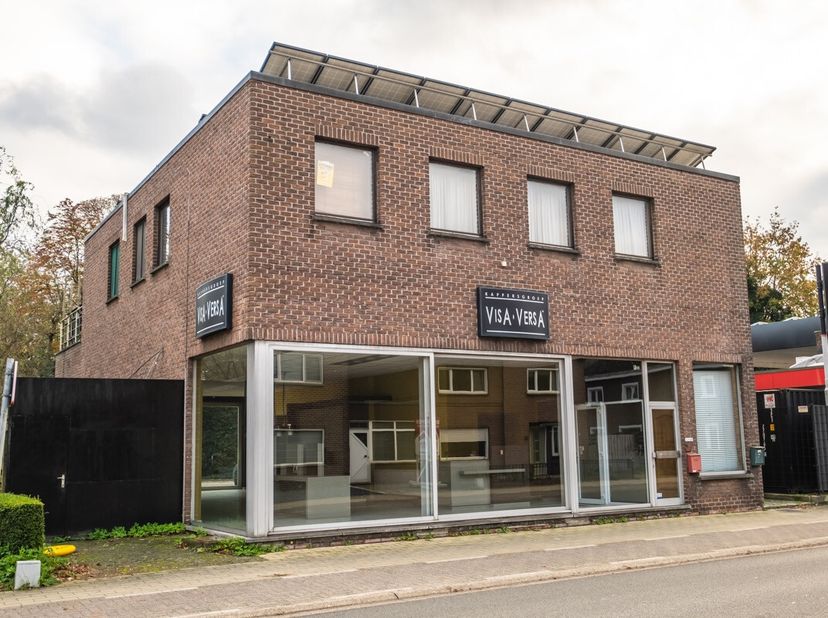 Ruim handelspand op ideale locatie.Onmiddellijk beschikbaar5 autostaanplaatsenInpandige garageVoor meer info: bieke@eratournier.be