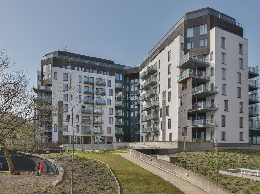 Bel appartement de 84 m² situé au 6e étage dun immeuble récent, construit en 2016, La Résidence The Horizon.&lt;br /&gt;
Il se compose comme suit: hall d&#039;en