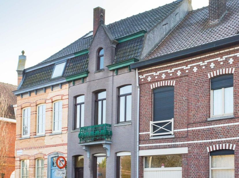 Charmante woning met 3 slaapkamers en zongericht terras. Een bezoek aan deze woning is enkel mogelijk door volgende link volledig in te vullen: https: