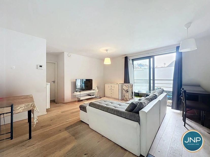 JNP Immobilier a le plaisir de vous présenter cet appartement situé au premier étage d&#039;un immeuble récent dans un quartier dynamique. Idéal en tant qu