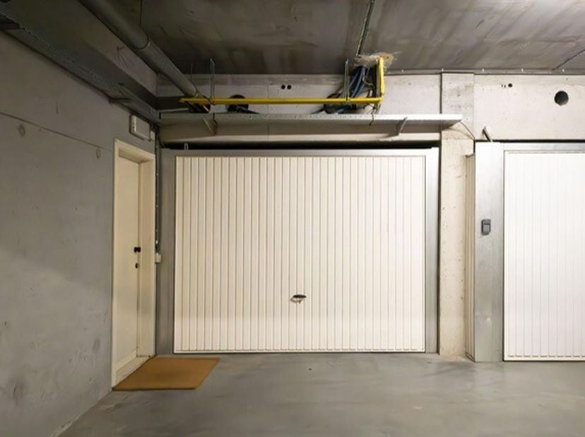 Oostduinkerke: gesloten garagebox te koop.Bent u op zoek naar een veilige en praktische oplossing voor uw wagen of extra opslagruimte aan de kust? Dez