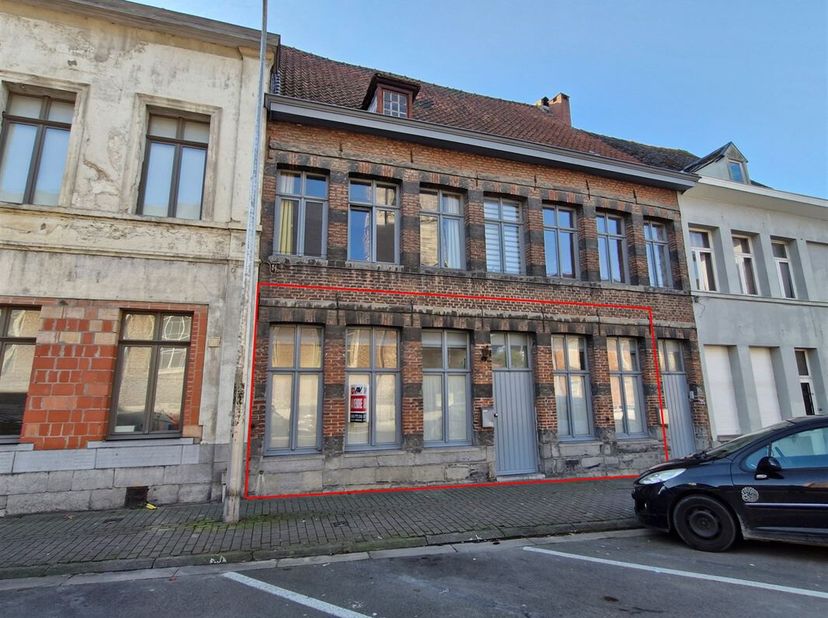 Sympathique appartement 2 chambres au coeur centre-ville&lt;br /&gt;
Rez : Salon, Salle à manger, chambre à l&#039;avant et une seconde chambre à l&#039;arrière, sall