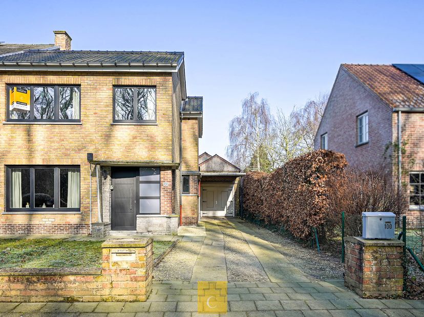 Deze halfopen woning is uitstekend gelegen nabij het station en alle invalswegen. De stevige constructie werd al deels vernieuwd met nieuwe ramen, bui