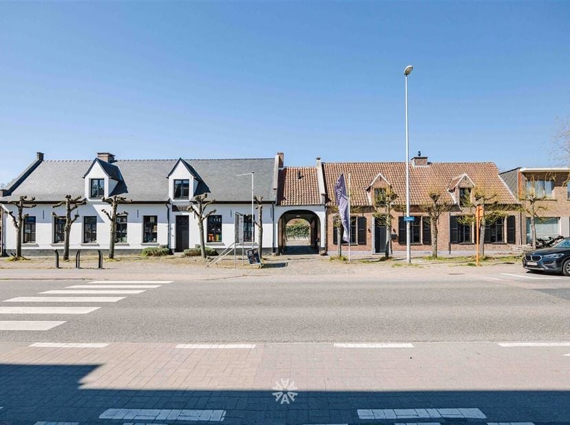 TEMSE - Bent u op zoek naar een authentiek handelspand met woonst op een toplocatie in Temse? We bieden u het alom gekende Schaliënhuys graag aan.&lt;br