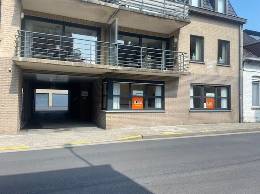 Gelijkvloers appartement bestaande uit  inkomhal, apart toilet, berging, 2 slaapkamers en badkamer. Gezellige woonkamer en ruime leefkeuken aan de str