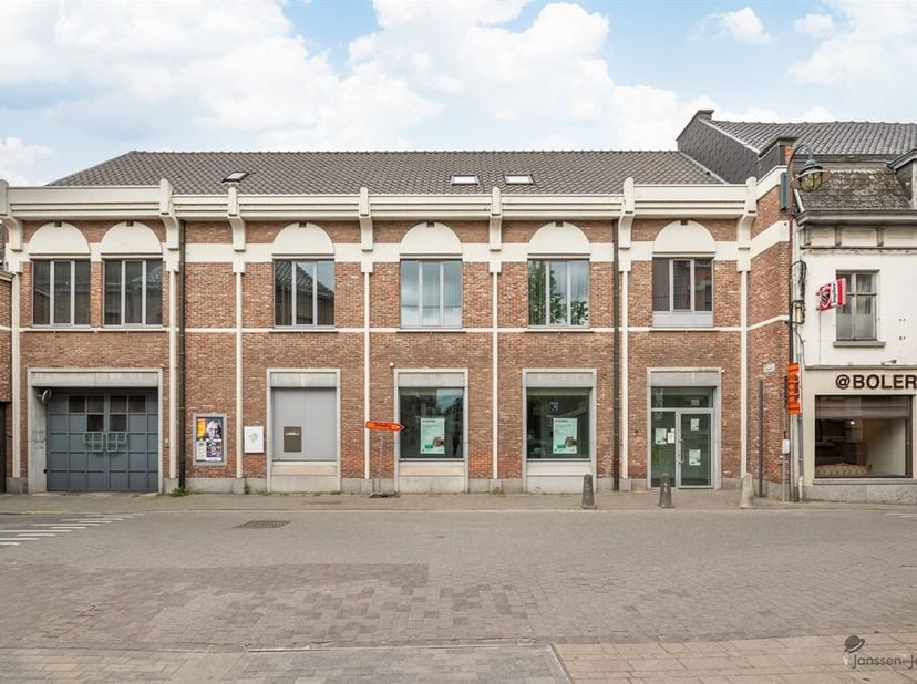 Au coeur de Hamme, un immeuble commercial représentatif de pas moins de 637 m² est à vendre, embrassant toutes les facettes de l&#039;entreprenariat modern