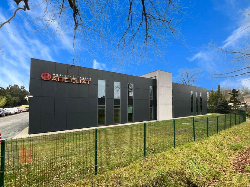 Cet espace de bureau de 18 m² est situé dans un centre d&#039;affaires moderne bénéficiant d&#039;un emplacement hautement stratégique le long de la N9, à seule