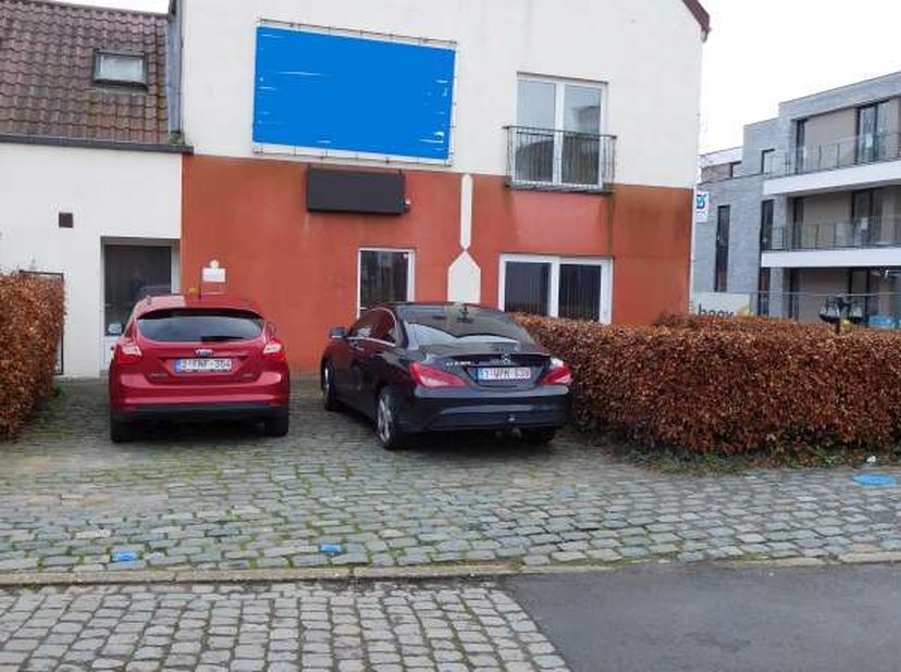 Samen te koop appartement +winkelruimte centraal gelegen te Beverlo.&lt;br /&gt;
Appartement met 3slaapkamers, living, keuken, wc, badkamer, en berging.&lt;br
