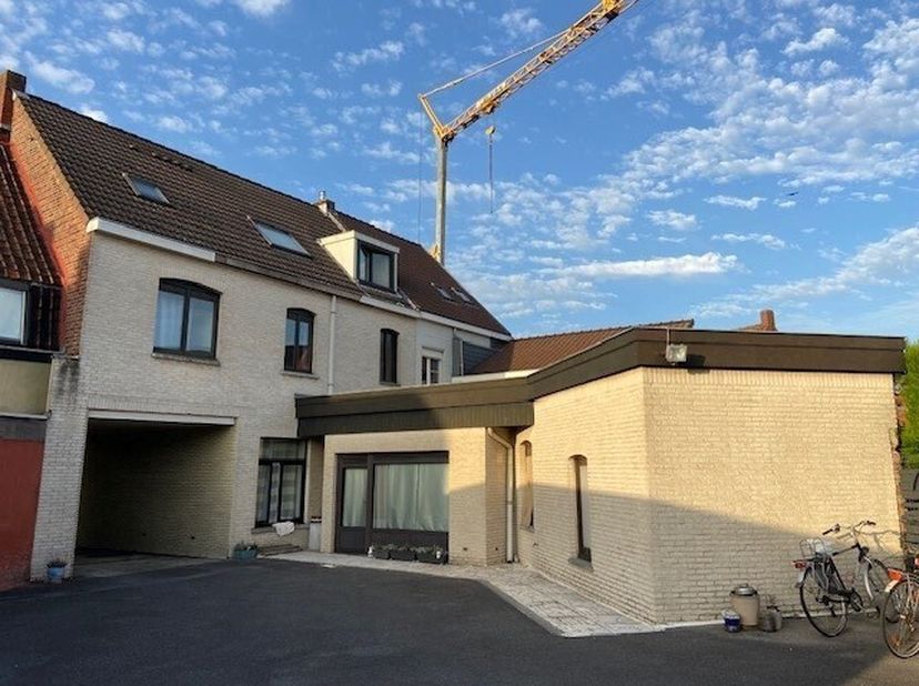 Op een toplocatie nabij het station, winkels, scholen en alle nodige faciliteiten, bieden wij u dit gelijkvloers verhuurde appartement met één slaapka