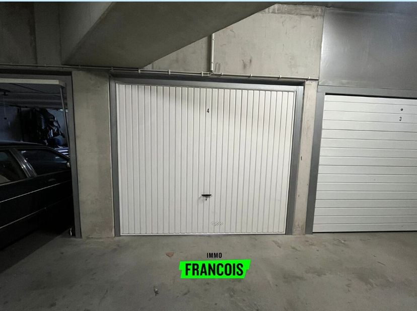 Inpandige garagebox op het gelijkvloers van een recente residentie. De box is zeer makkelijk toegankelijk en beschikt over een manuele sectionaalpoort