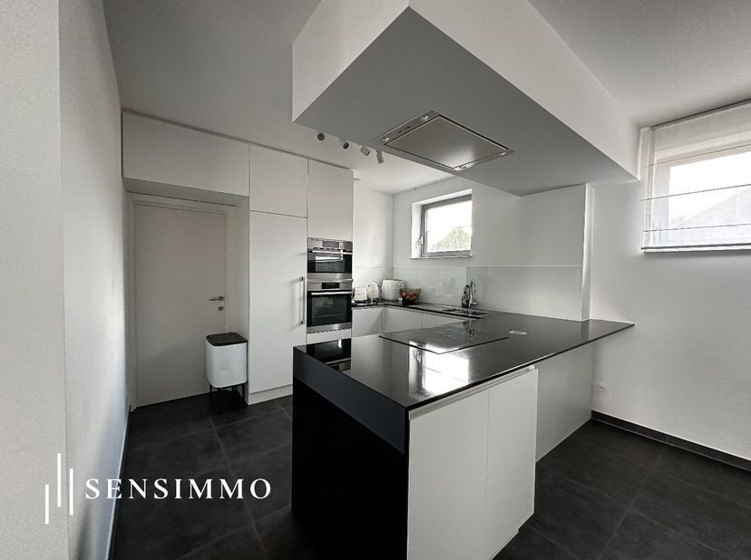 Welkom in Residentie EDEN, waar luxe en comfort samenkomen in dit uitzonderlijke duplexappartement in Maasmechelen. Perfect gelegen en omringd door al