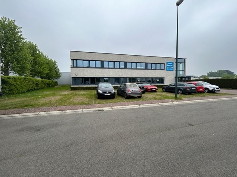 Bedrijfsgebouw met oplsagplaats en kantoor te koop, ideaal gelegen in de KMO zone Guldendelle op de grens Zaventem-Kortenberg, vlakbij de Leuvensestee