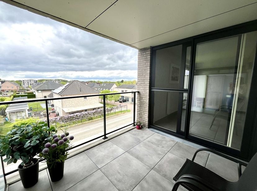 Op zoek naar een recent en energiezuinig appartement op een centrale ligging? Dan is dit uw kans!&lt;br /&gt;
In deze aangename, rustige woonomgeving is het