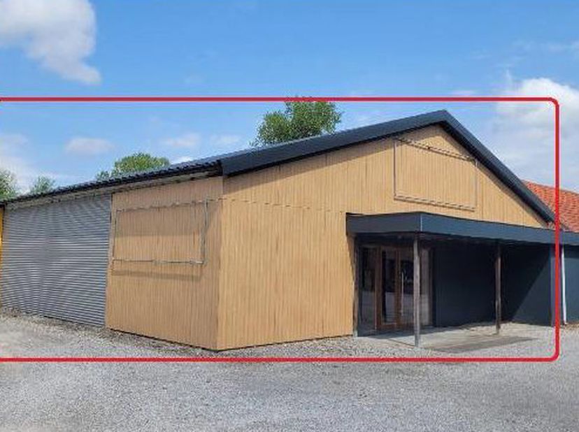 Bedrijfsgebouw met veel visibiliteit en uitgebreide parkeermogelijkheden. Gelegen langs drukke invalsweg Leuven.&lt;br /&gt;
Diverse mogelijkheden.&lt;br /&gt;
Ka