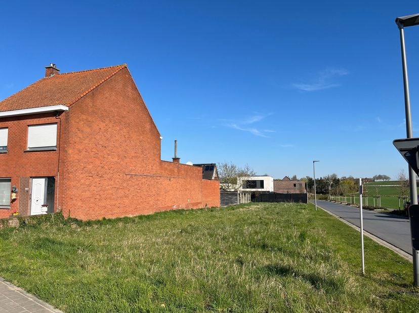 GOED GELEGEN PERCEEL GROND -  &lt;br /&gt;
 &lt;br /&gt;
Gelegen in een zone voor aaneengesloten bebouwing, op de hoek van de Zandevoordestraat en de Taccoenstraa