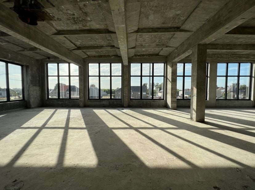 Espace de bureau/commercial neuf et lumineux de 280 m² à vendre à la gare d&#039;Asper (Gavere). Cet emplacement exceptionnel est parfaitement situé dans l