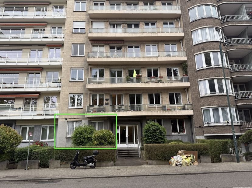 Immo Pické vous propose cet appartement rez-de-chaussée très bien situé en face du parc Duden, à proximité immédiate des écoles, des commerces, des tr