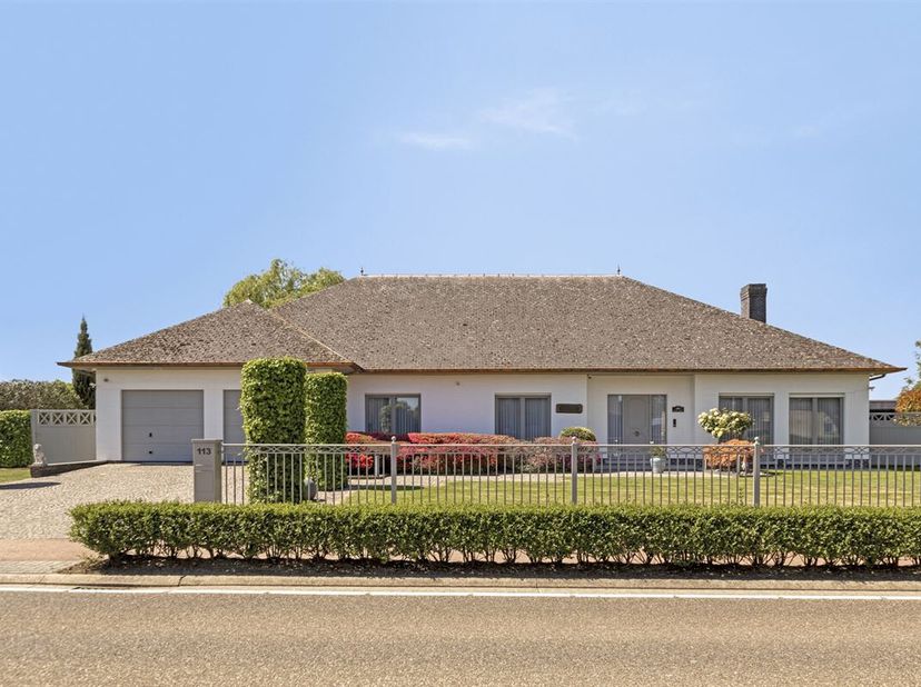 Op de Geelsebaan in Klein-Vorst (Laakdal), treffen we deze zeer ruime gelijkvloerse woning, met een perceeloppervlakte van 19a30ca. De woning is geleg