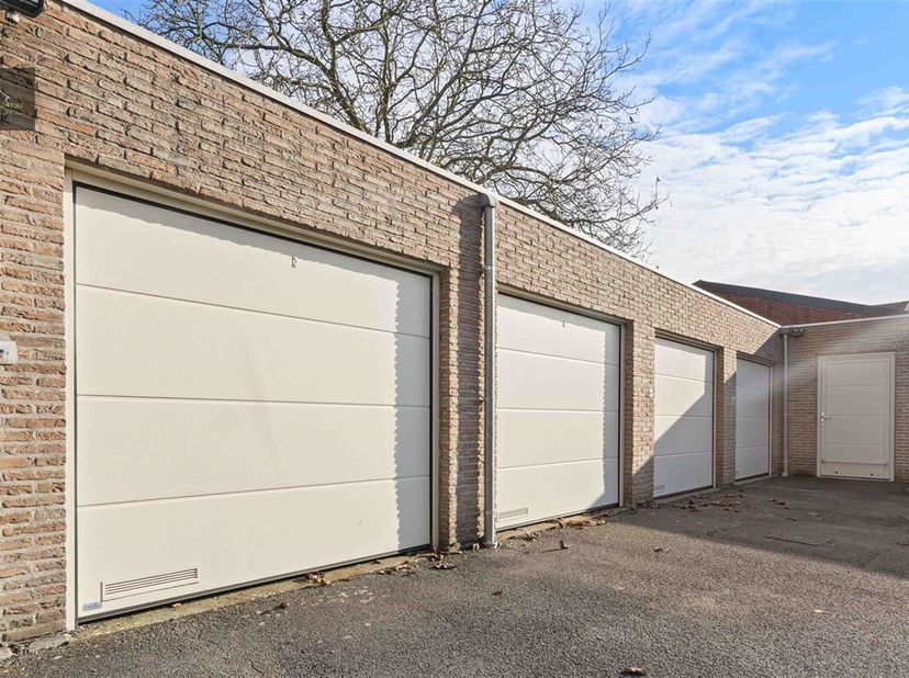 Ruime garagebox in Residentie Hazewind op 5 minuten van de Grote Markt.&lt;br /&gt;
Belangrijkste kenmerken:&lt;br /&gt;
- Elektrische poort met afstandsbediening