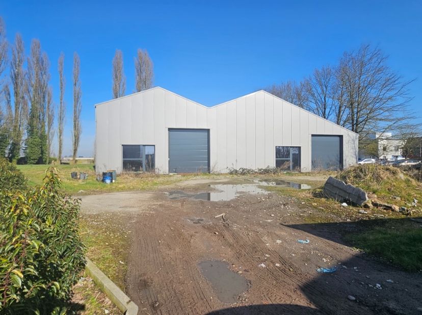 loods van ca 900 m² gelegen op een opp van 1700 m²&lt;br /&gt;
&lt;br /&gt;
Specificaties :&lt;br /&gt;
&lt;br /&gt;
Betonvloer&lt;br /&gt;
Lichtstraat&lt;br /&gt;
Elektriciteit&lt;br /&gt;
Vo