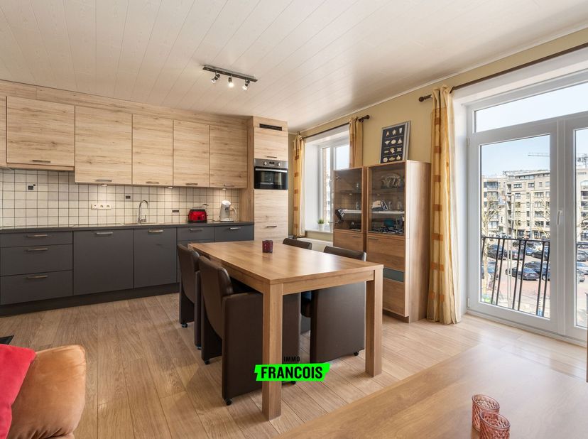 Stap binnen in dit gezellige éénslaapkamer appartement, gelegen op de tweede verdieping van De Smet de Naeyerlaan 73 te Blankenberge. Het appartement