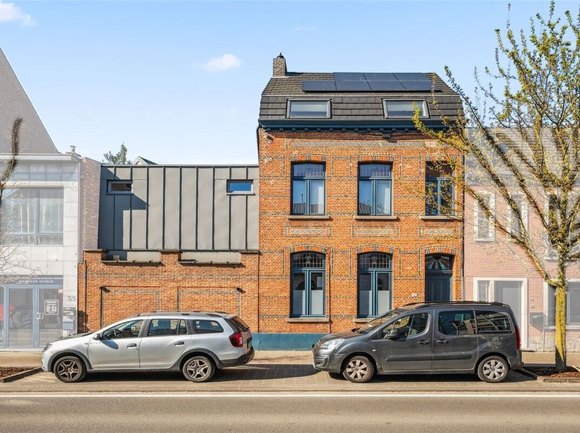 Deze grote woning mooi noemen, zou een onderschatting zijn van haar esthetische kwaliteiten. De goed georiënteerde tuin, ontworpen door een tuinarchit