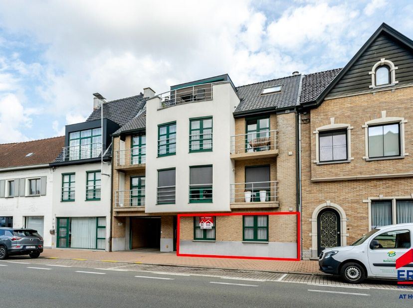 Bent u op zoek naar een instapklaar en energiezuinig appartement met tuin en garage?Dit gelijkvloerse appartement in het centrum van Meulebeke combine