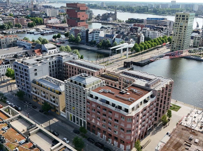 Wonen op het hippe Eilandje, met zicht op de binnentuin en alle hotspots binnen handbereik? Dit leuk ingericht appartement op de vierde verdieping van