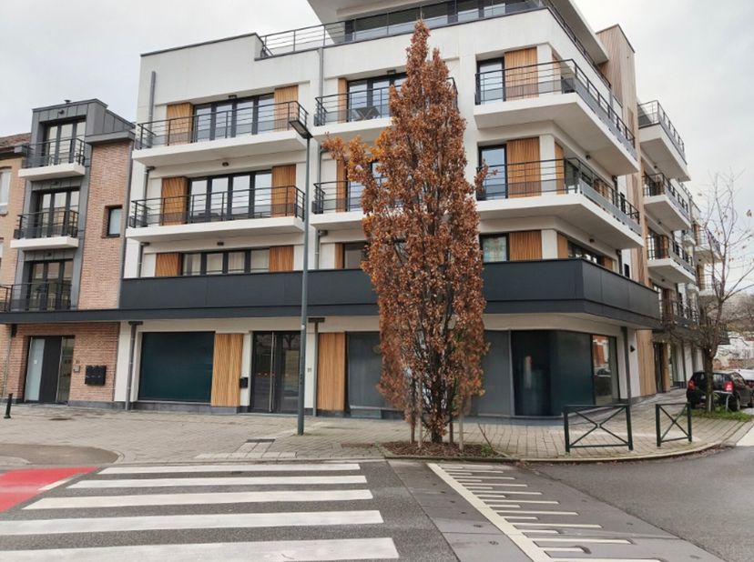Nieuwe winkels te huur casco geleverd en ideaal gelegen in het centrum van Vorst.&lt;br /&gt;
Ketens in de nabijheid: AUDI BRUSSELS, SIGMA, SHOP &amp; GO DELHAI