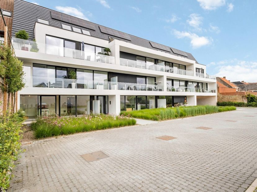 Geniet nog van de aankoop aan 6% BTW* tot juni 2025. (* onder voorwaarden) Dit gloednieuwe, BEN appartement in Eernegem is een unieke kans voor wie op