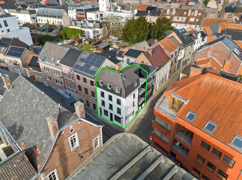 VOLLEDIG GERENOVEERD NIEUWBOUW OPBRENGSTEIGENDOM IN HET CENTRUM VAN SINT-TRUIDEN &lt;br /&gt;
Investeer in de toekomst met deze volledig gerenoveerde nieuwb