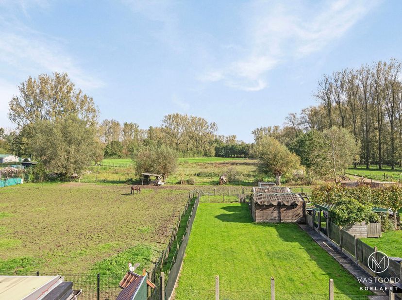 Uitstekend onderhouden gezinswoning op een rustige locatie te Kerksken. Op een boogscheut van kleuter- en lagere school en slechts enkele meters van d