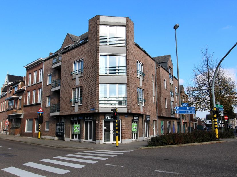 Ruim handelsgelijksvloers gelegen aan de ring, op de hoek van de Bilzersteenweg en Sint-Maternuswal in Tongeren. Zeer goede zichtbaarheid en voldoende