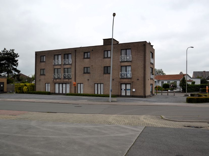 Handelsruimte (170 m²) met ruime parking (400 m²).&lt;br /&gt;
Deze polyvalente ruimte (winkel, kantoren, kinderdagverblijf,...) is commercieel zeer goed ge