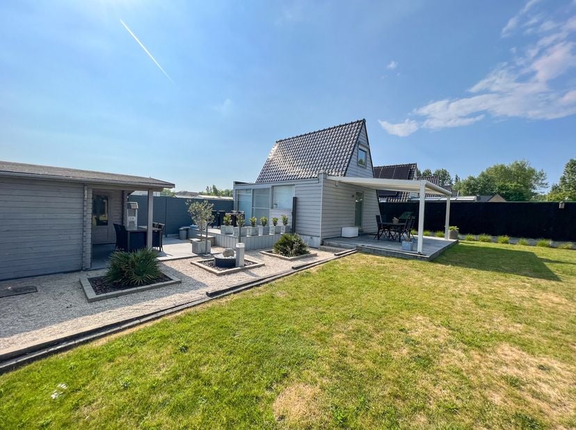 Voor meer informatie of een bezoek, contacteer Michiel Debruyne op 0490/45 16 99.&lt;br /&gt;
Recent gebouwde vakantiewoning gelegen op een uitzonderlijk pe