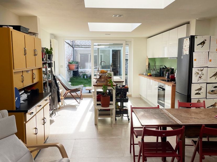 Welkom in deze gezellige en lichtrijke stadswoning.&lt;br /&gt;
&lt;br /&gt;
Bij betreden van de woning komt u rechts eerst een bergruimte met aansluiting wasmach