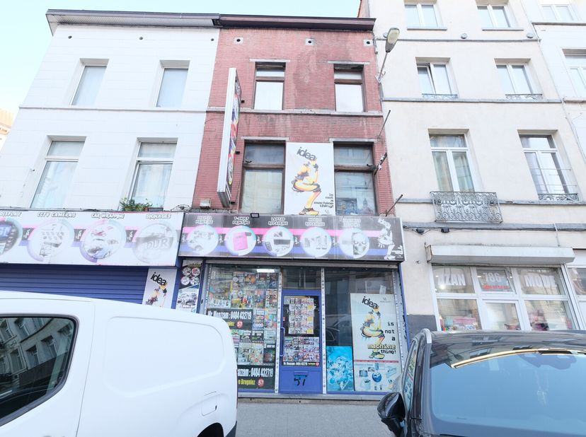 ANDERLECHT - REF : 6695047 : Dans un quartier commercial proche de la ville et de la gare du Midi, nous vous proposons cette maison de commerce. Celle