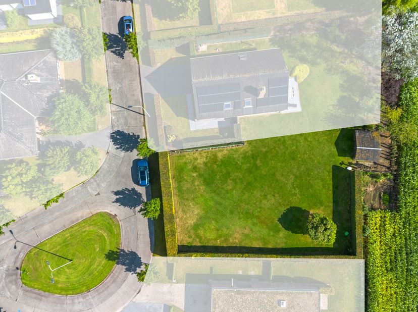 Op zoek naar een uitzonderlijke woonmogelijkheid? Dit prachtige bouwperceel van 738 m² ligt in een rustige, doorlopende straat en grenst aan een ruime