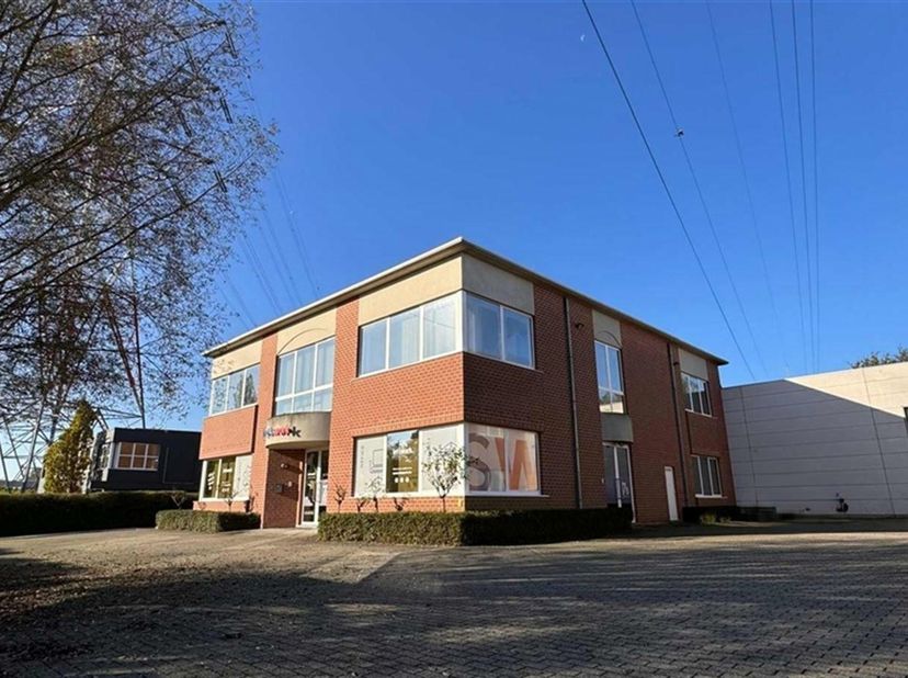 Polyvalent bedrijfsgebouw bestaande uit magazijn 200m² met 280m² kantoren op een strategische locatie te Schelle nabij de A12 Antwerpen-Brussel. Voldo