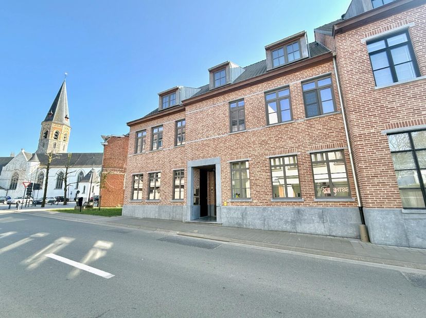 Dit recent (2022) tweeslaapkamer appartement ligt op een TOPlocatie in het centrum van ASSENEDE met alles op wandel- en fietsafstand ! Bij dit project