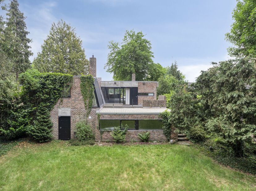 Langs de Maalse Steenweg bevindt zich dit verrassend ruim (378 m² bewoonbare oppervlakte), polyvalent huis (°1976 - EPC 249) op een perceel van 956m²
