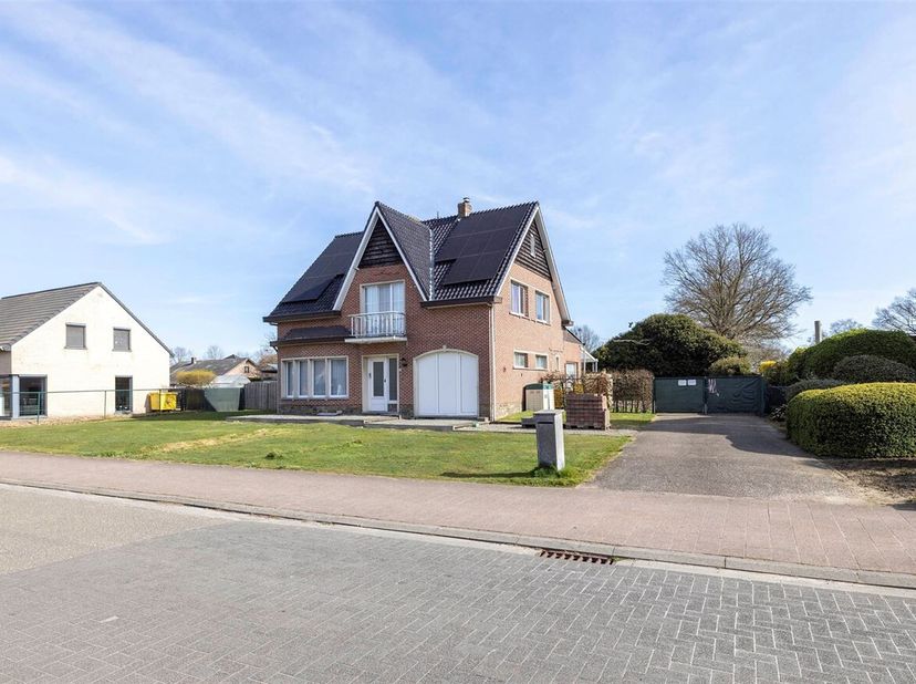Vrijstaande woning te Geel met groot bijgebouw (180m²).&lt;br /&gt;
Indeling:&lt;br /&gt;
- Kelder;&lt;br /&gt;
- Gelijkvloers: inkomhal, keuken, woonkamer, badkamer en
