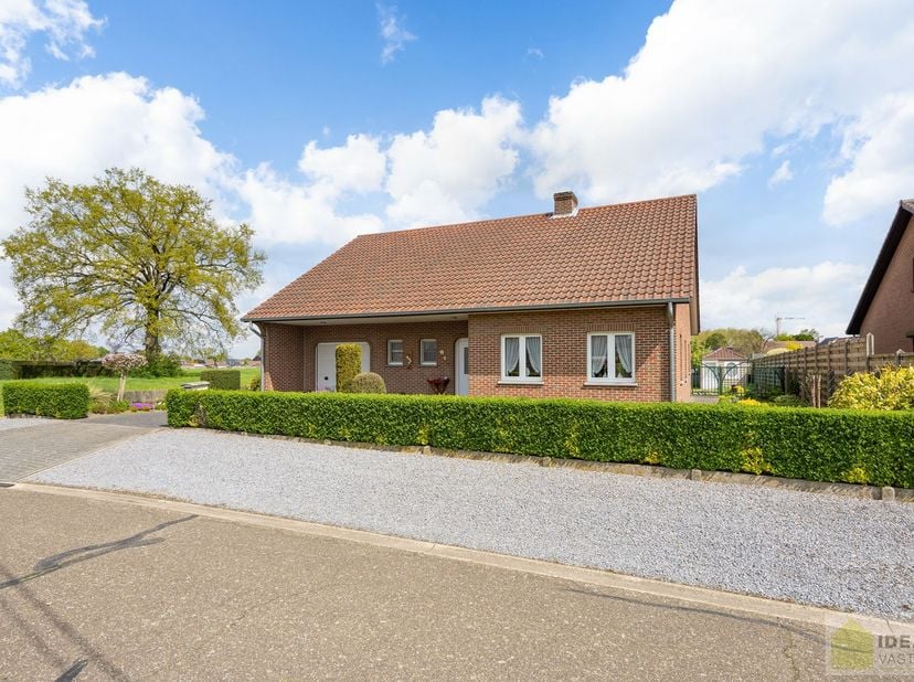 KNAPPE EN INSTAPKLARE WONING MET 4 SLAAPKAMERS, INPANDIGE ÉN VRIJSTAANDE GARAGE, HEERLIJK TERRAS OMGEVEN DOOR EEN PRACHTIGE TUIN!! Perfect verzorgde e