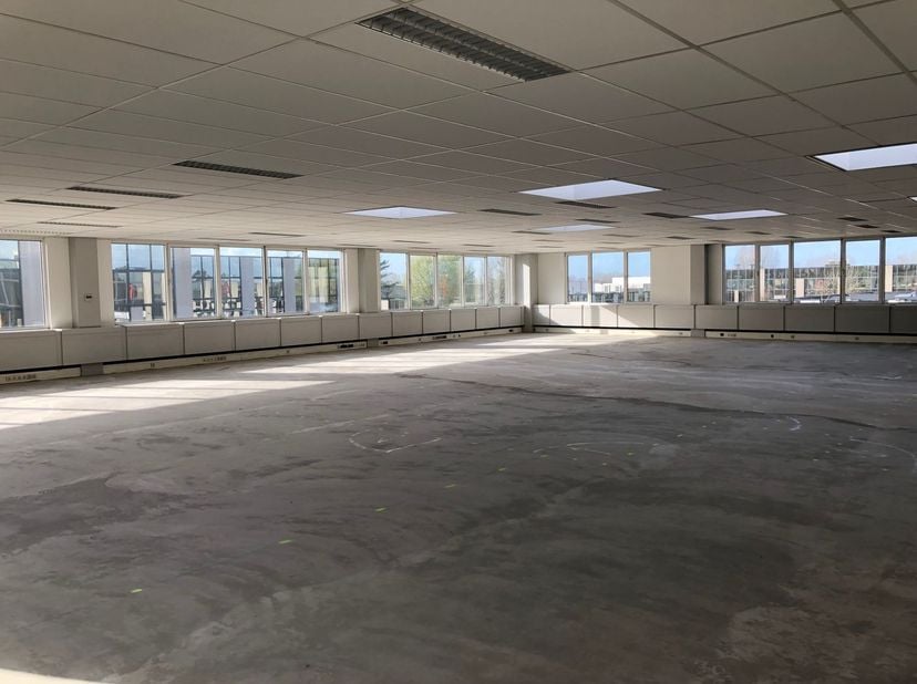 Optimaal gelegen kantoorruimte van 1.000 m² nabij Ikea Zaventem en de E40. Prijs/kwaliteit is de ruimte heel interessant. Het lichtrijke kantoor bevin